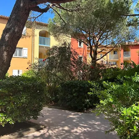 Entre Et Piscine Йер