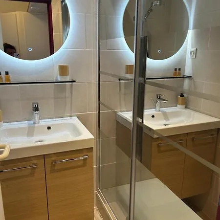 Entre Et Piscine Йер